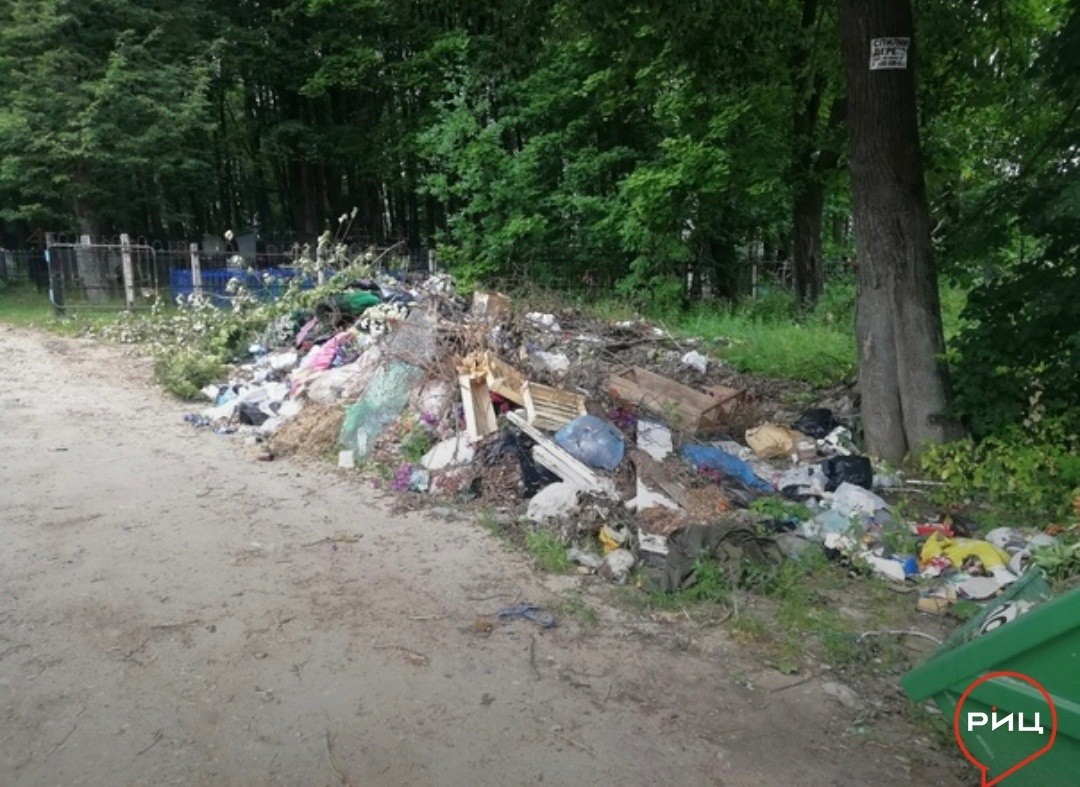 Горы мусора на текиженском кладбище в Боровске уберут через пару недель
