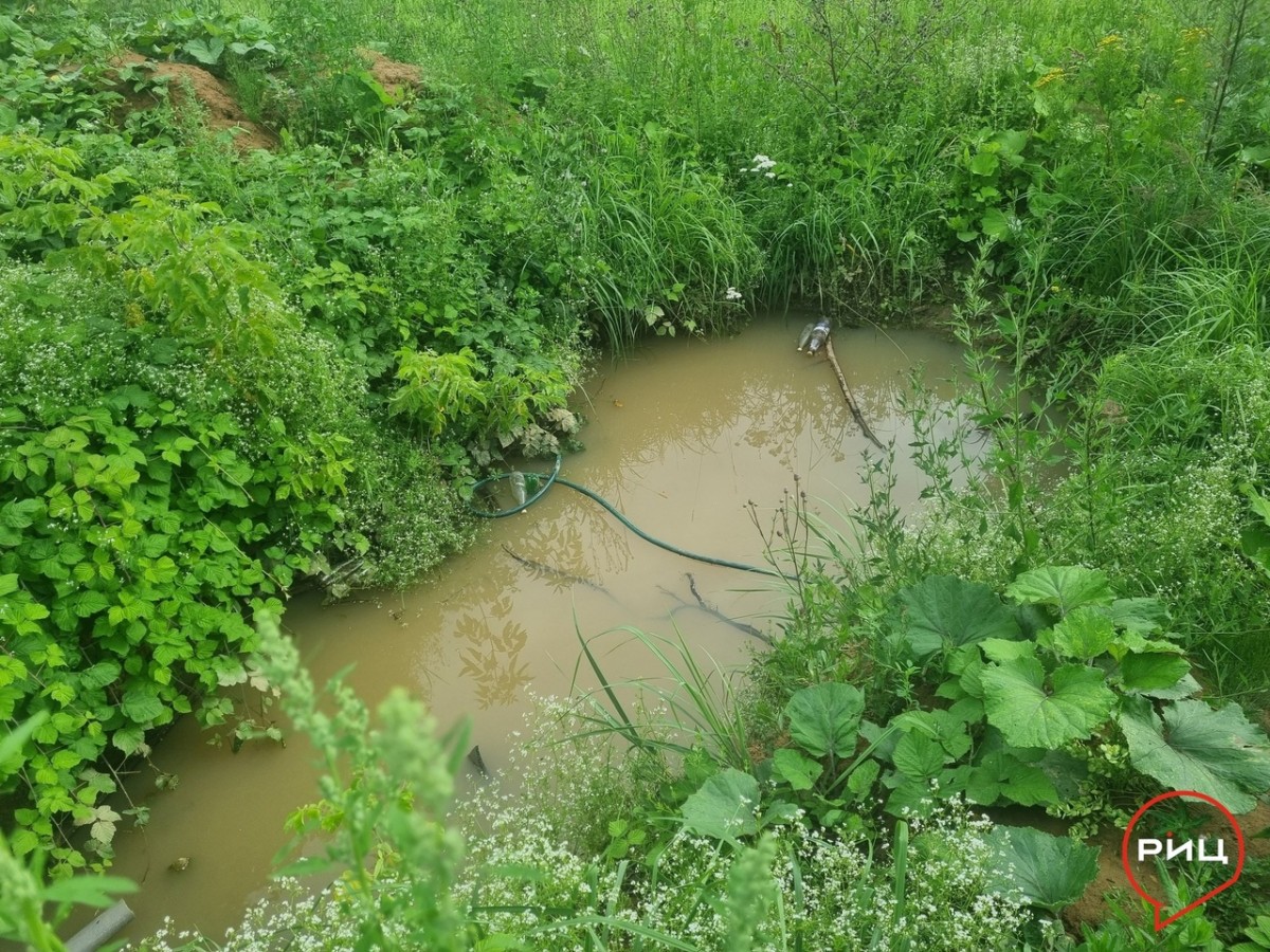 Импровизированное болото на улице Петра Шувалова в Боровске засыплют