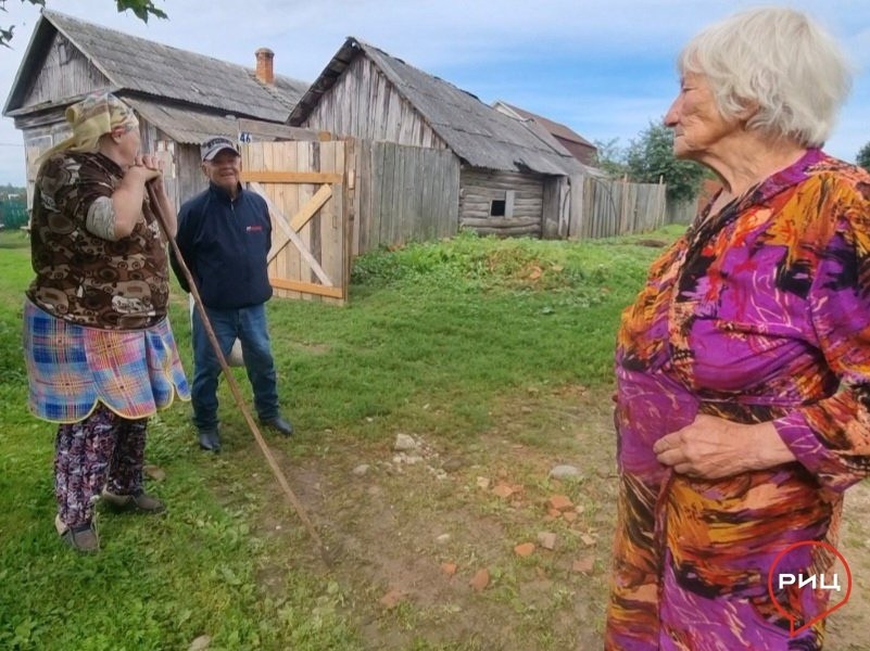 Пожилые жительницы деревни Ищеино вынуждены ежедневно проходить «кросс с препятствиями» и платить за это по 500 рублей в месяц