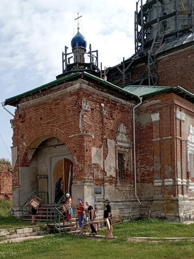 Юные волонтеры Православного центра милосердия и культуры имени Людмилы Киселевой помогли Свято-Успенскому Шаровкину монастырю