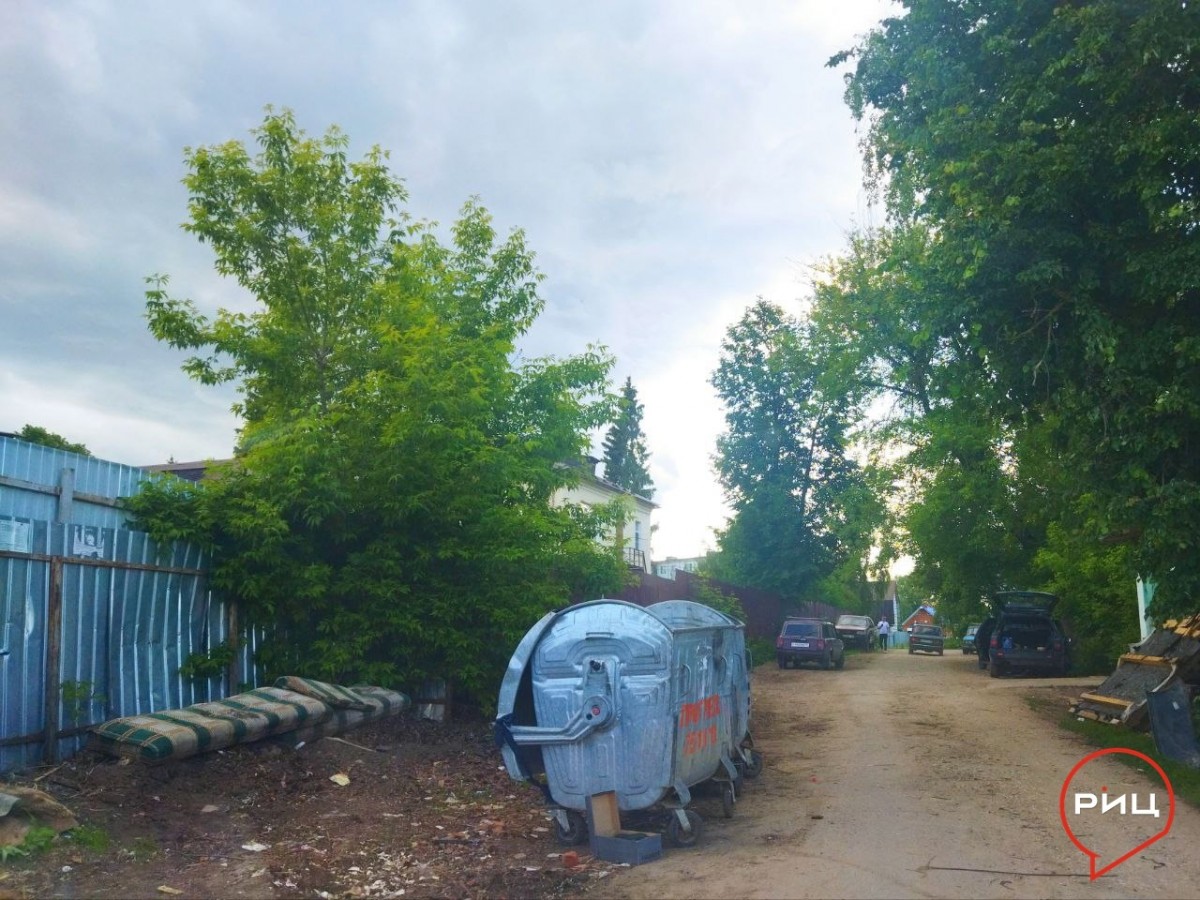 Мусорные контейнеры на дорогах Боровска уже стали привычным делом