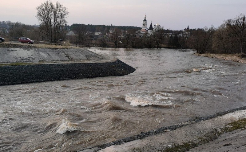 Бурлит река