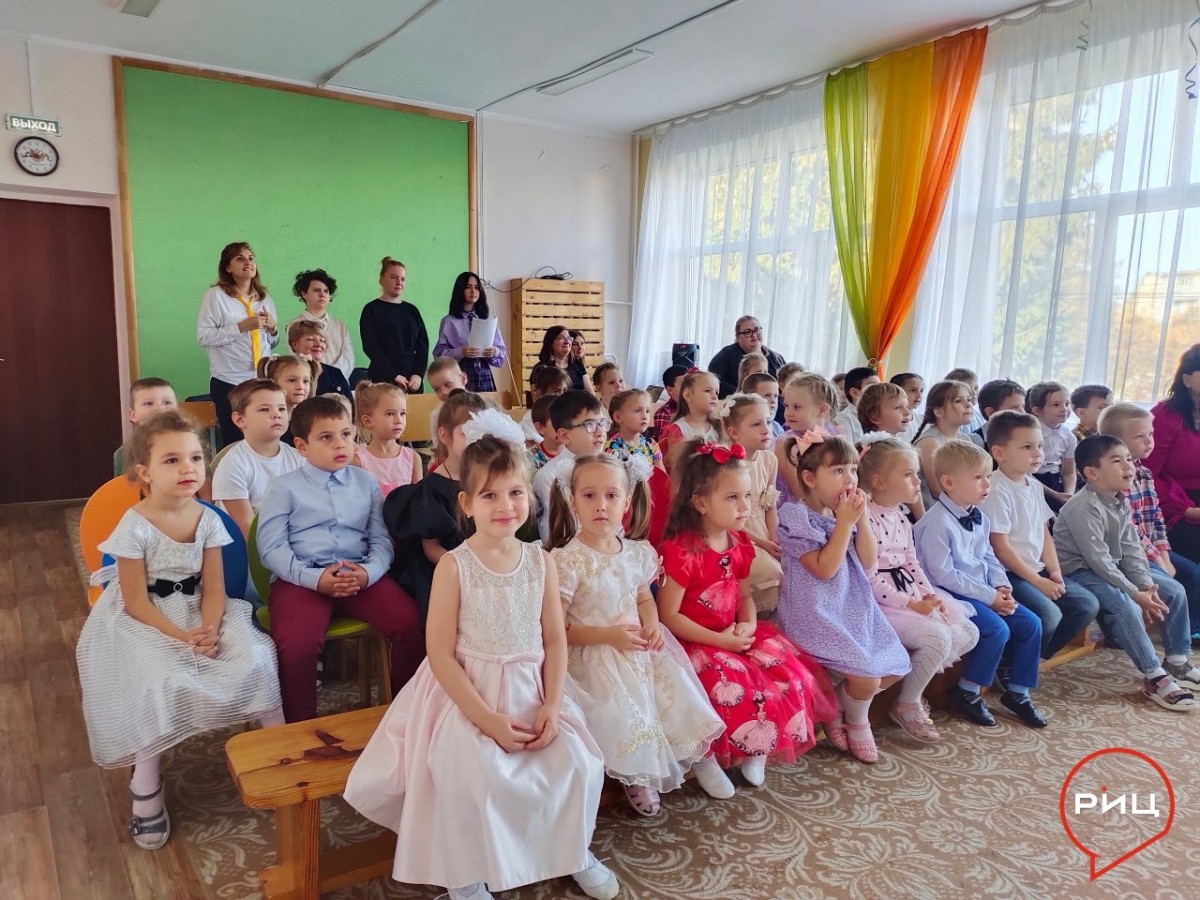 Ребята из детского сада №8 «Карамелька» поздравили своих воспитателей с Днем работников дошкольного образования