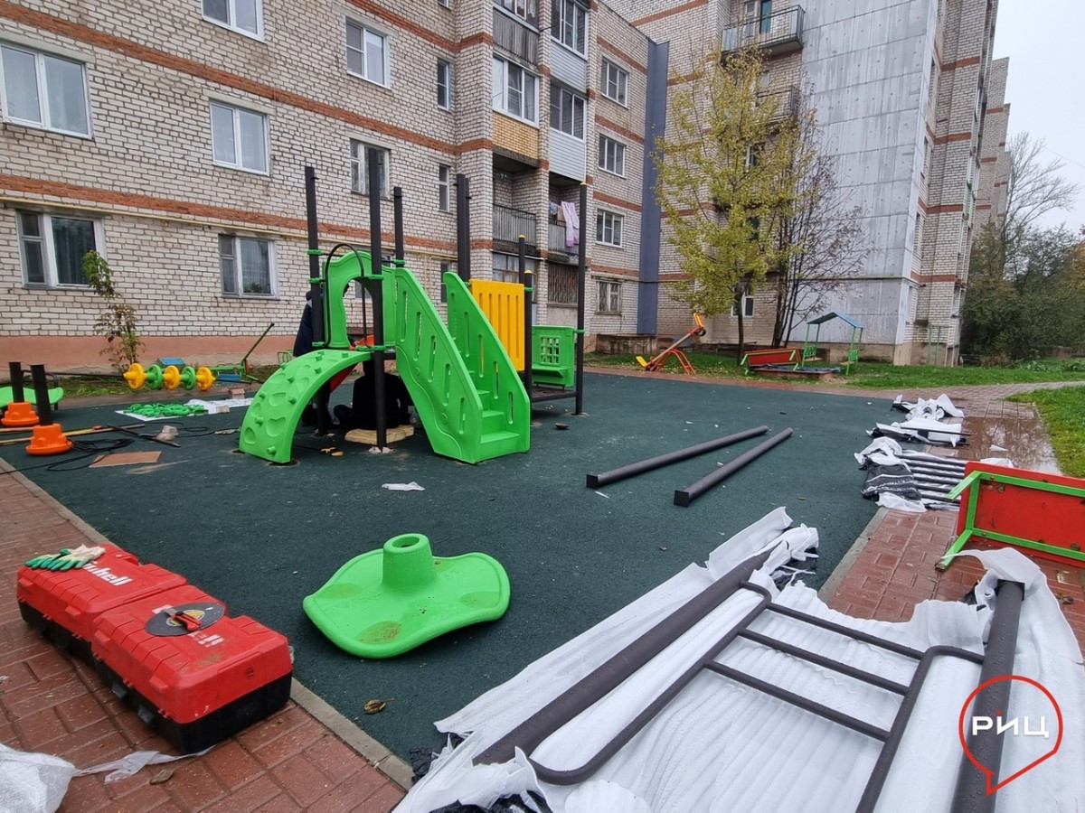 У дома 24 на улице Петра Шувалова в Боровске смонтировали новую детскую площадку
