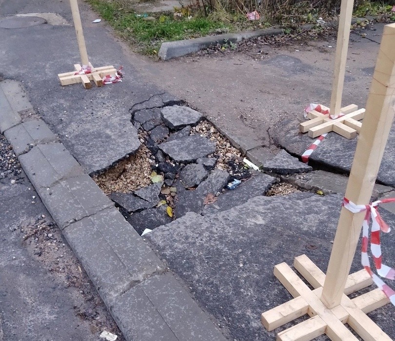Боровчане интересуются, когда проведут ремонт уложенного недавно тротуара на улице Некрасова