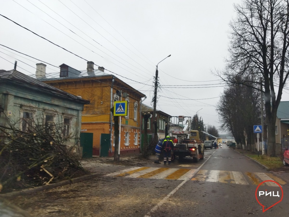 Сотрудники боровского участка районных электросетей проводят опиловку деревьев на улице Володарского