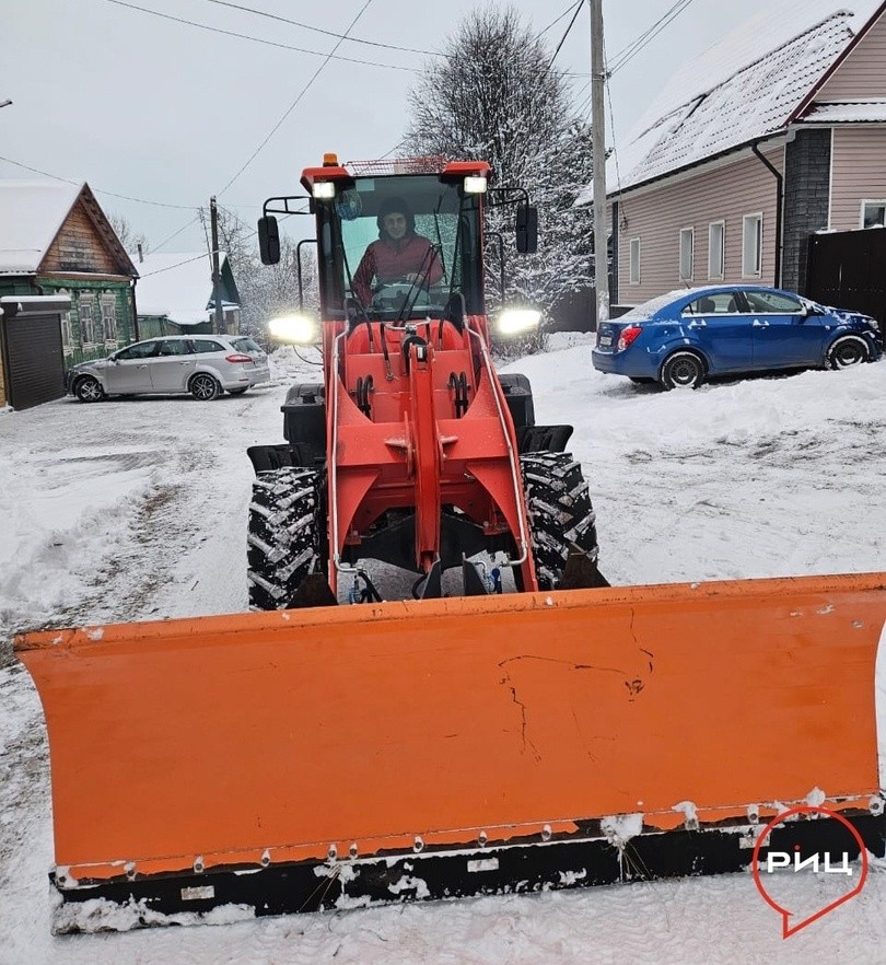 Последствия минувших снегопадов в Боровском районе устраняют всем миром