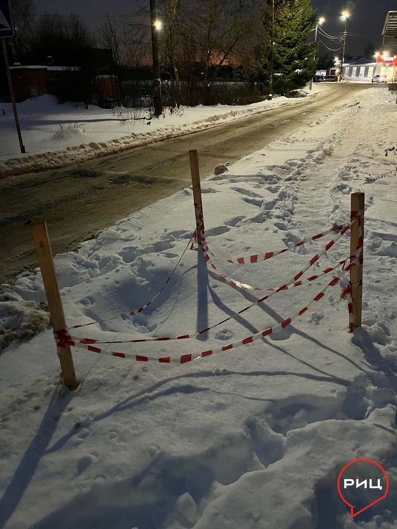 Жители Боровска все еще ждут ремонта тротуара на улице Некрасова