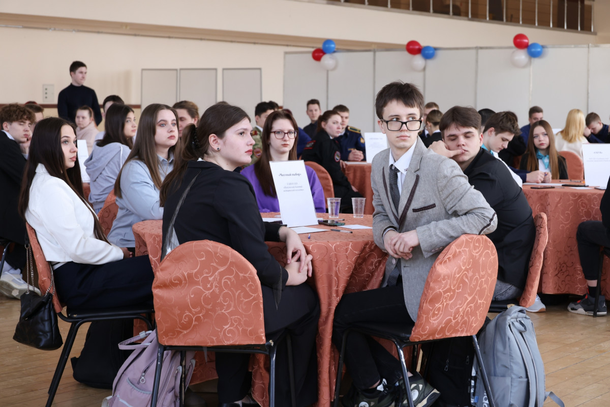 Молодые интеллектуалы проверили свои знания на турнире, посвященном 30-летию Законодательного Собрания