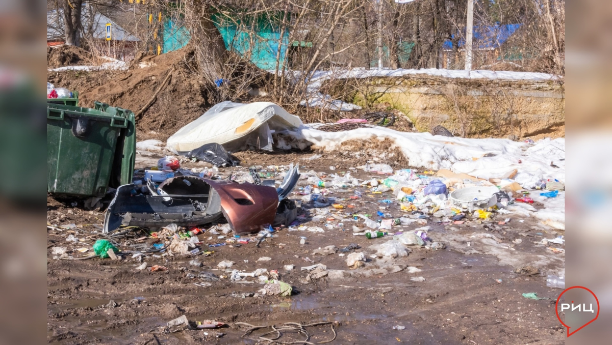 В Боровске вновь завалы мусора на контейнерных площадках.