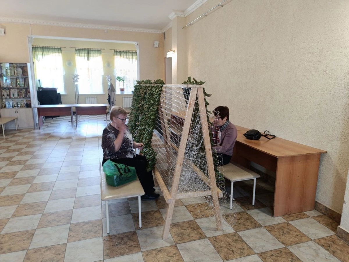 Жители Балабанова плетут маскировочные сети