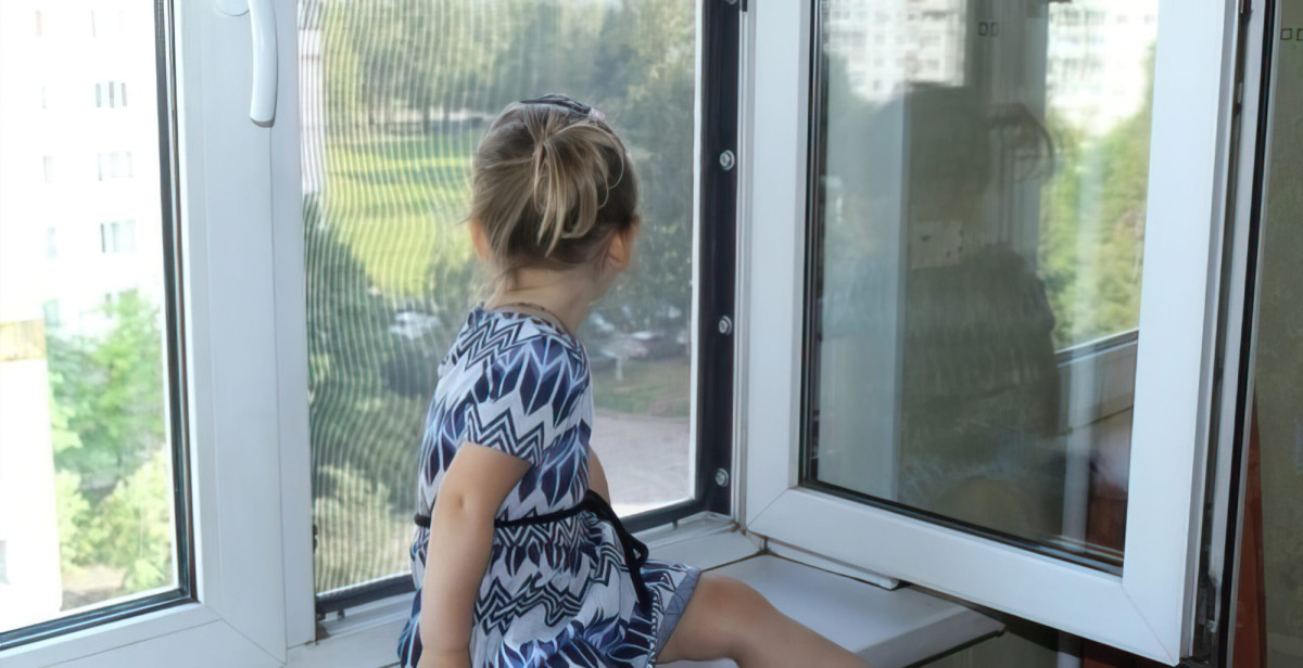 Осторожно – москитная сетка: как обезопасить ребенка от падения из окна!