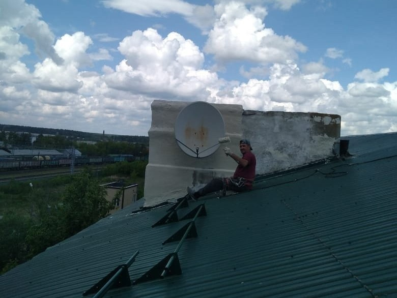 Сотрудники управляющей компании «Балабаново» проводят ремонтные работы по подготовке крыши дома №9 по улице Коммунальной к зиме