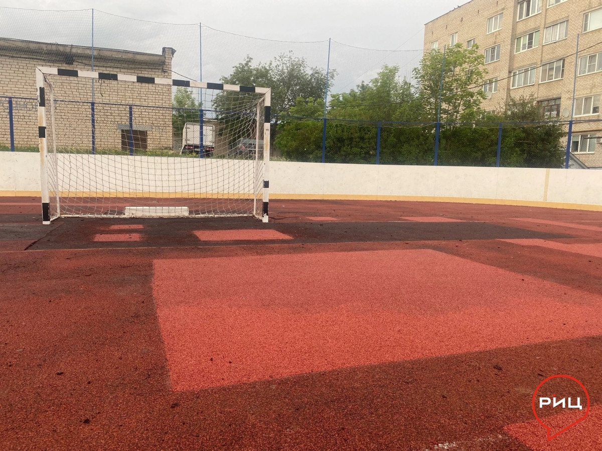 В Ермолине провели частичный ремонт резинового покрытия спортивной площадки на улице Русиново