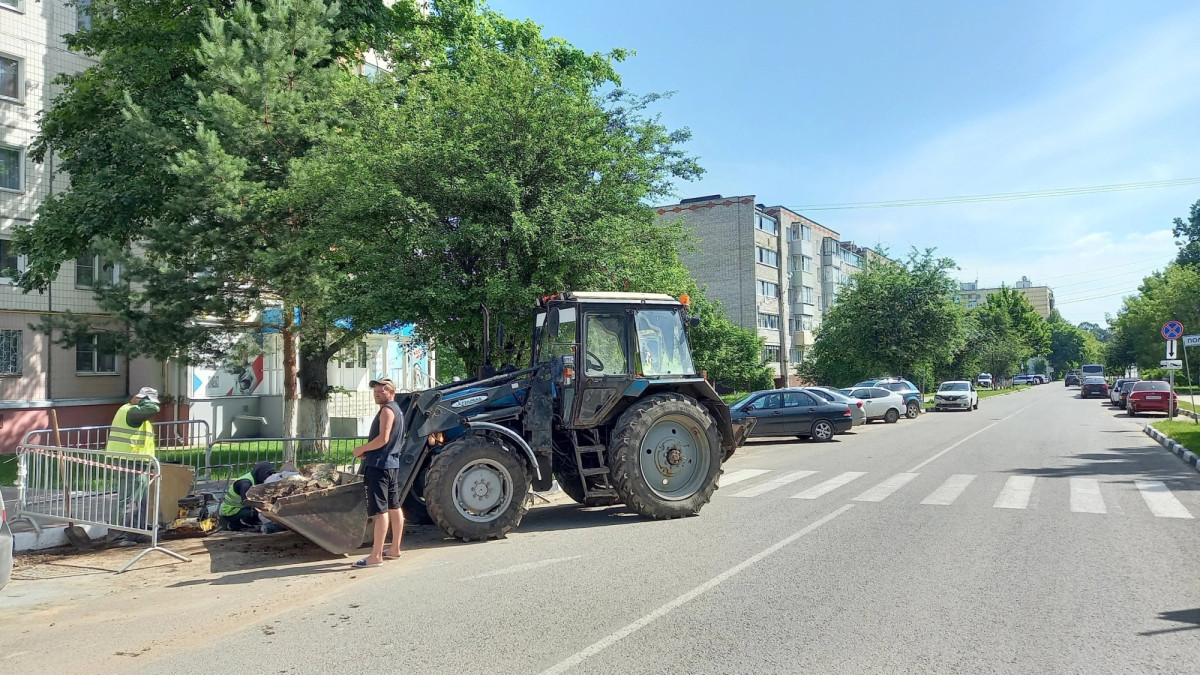 На балабановской улице Лесной провалился люк ливневой канализации