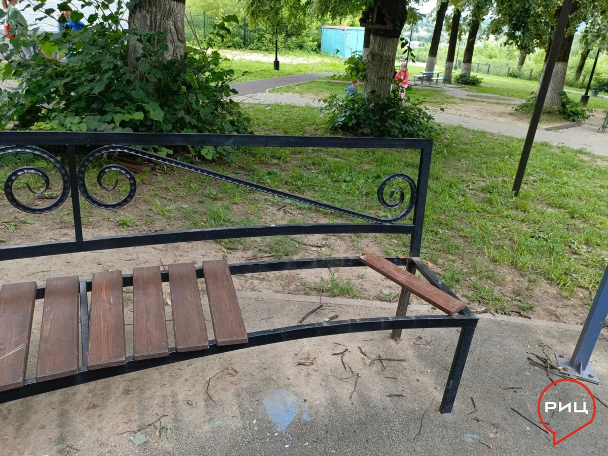 Боровчане просят восстановить скамейку в городском парке «Картинка»
