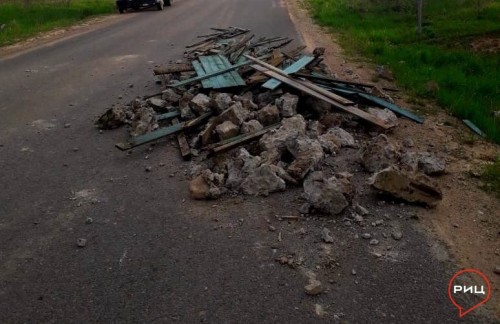 Автомобилисты, проезжающие по дороге Лучны - Рязанцево между трассой 108 и дорогой на «Этномир», наткнулись на груду строительного мусора