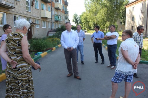 Глава районной администрации Николай КАЛИНИЧЕВ проверил, как справляются с благоустройством дворов по программе «Комфортная среда» в Ермолине
