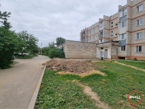 Работы по установке многострадальных игровых форм возле дома №24 на улице Петра Шувалова в Боровске сдвинулись с мёртвой точки