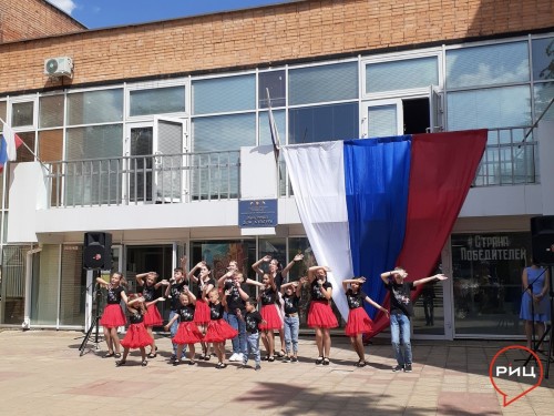 Перед районным Домом культуры состоялся митинг-концерт, посвященный 77-летию образования Калужской области