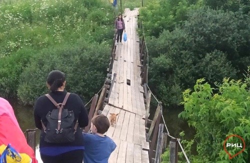 Жители деревни Кривское жалуются на состояние подвесного моста. Но возможности починить его на сегодняшний день – нет