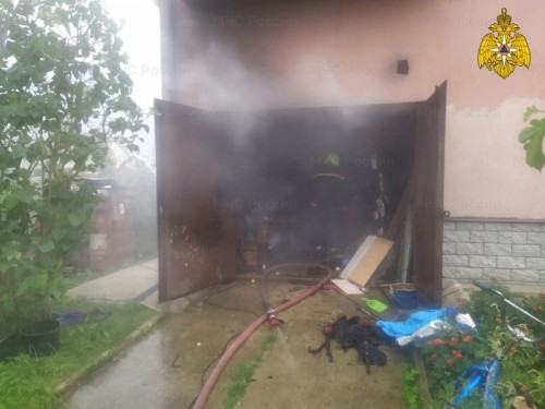 В Балабанове в гараже частного жилого дома из-за короткого замыкания вспыхнул огонь