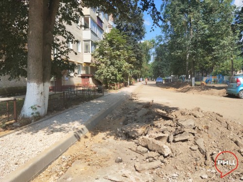 В Балабанове на улице Гагарина, 5 подрядная организация выполняет работы по благоустройству придомовой территории