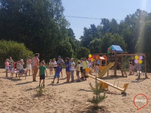 Территорию новой детской площадки в Кабицыне привели в порядок жители и депутаты