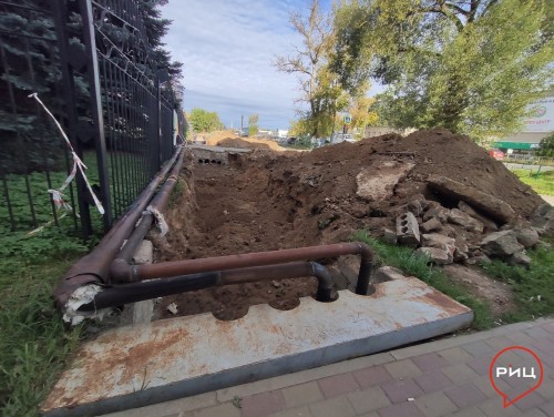 В Балабанове около «Россельхозбанка» по улице Боровской сотрудники «КЭСК» убирают наружные теплотрассы под землю