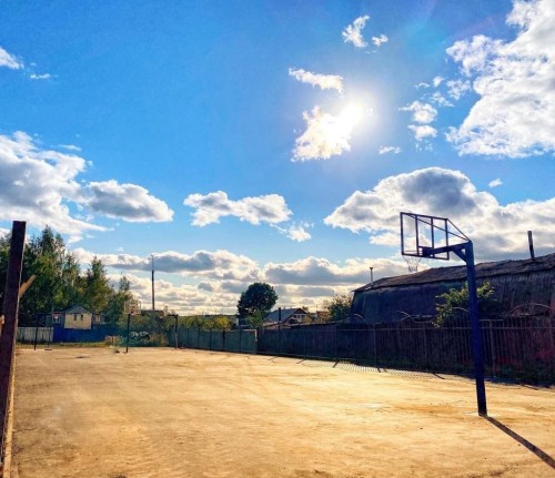 Баскетбольная площадка в Ермолине приобретает свой окончательный вид