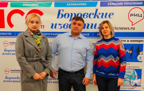 Сегодня в редакции Районного информационного центра мэр Ермолина Евгений ГУРОВ вручил подарки участникам розыгрыша, который администрация объявила накануне выборов