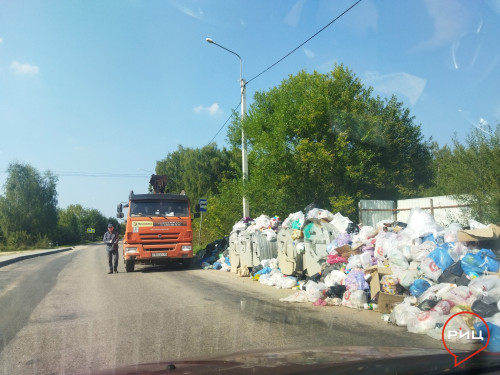 В Комлеве, наконец, вывозят мусор с огромной свалки, возникшей на контейнерной площадке вдоль дороги