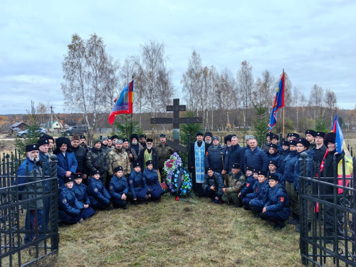 Три казака под крестом у дороги…