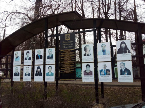 Повисели, уступите другим