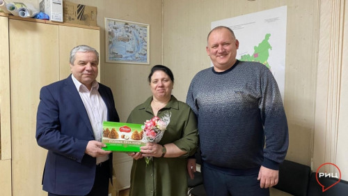 Глава совьяковской администрации Николай ГАЛЕНКОВ и депутат сельской Думы Сергей ЩЕРБИЙ поздравили с наступающим 8 марта мам и жен участников СВО