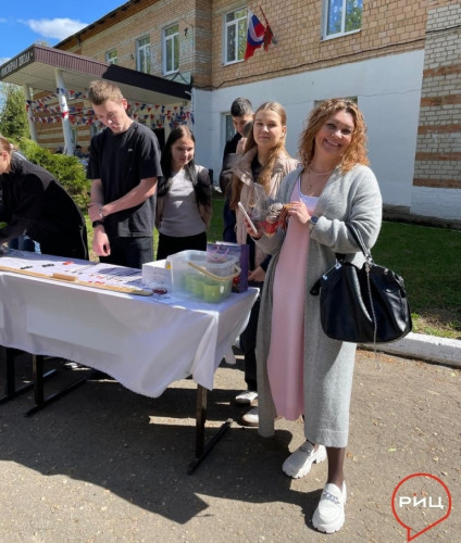 Сегодня в ноосферной школе состоялась благотворительная ярмарка «Сердце к сердцу»