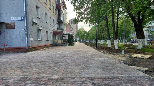 В Балабанове продолжается благоустройство тротуара на улице 1 Мая