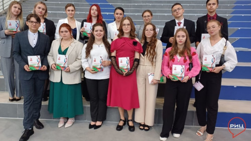 В Калуге состоялась церемония награждения выпускников, окончивших школу с отличием