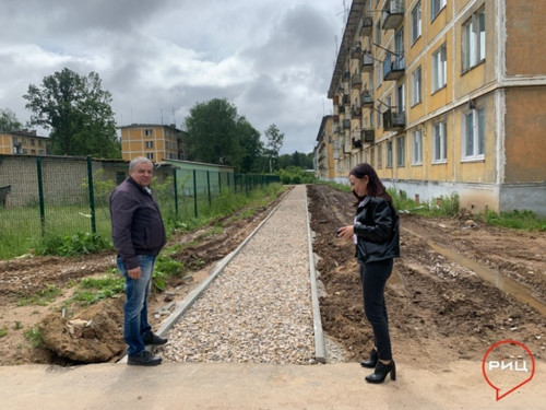 В митяевском «городке» кипят работы по обустройству пешеходных дорожек возле детского сада