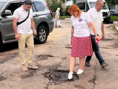 В Балабанове комиссия по городскому хозяйству провела осмотр дворовых территорий для составления дополнительного плана ямочного ремонта