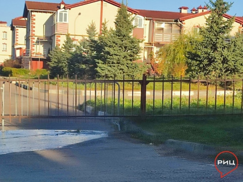 С прошлой недели канализационные стоки бьют фонтаном из люка в районе второго въезда в микрорайон Гагарина в Балабанове