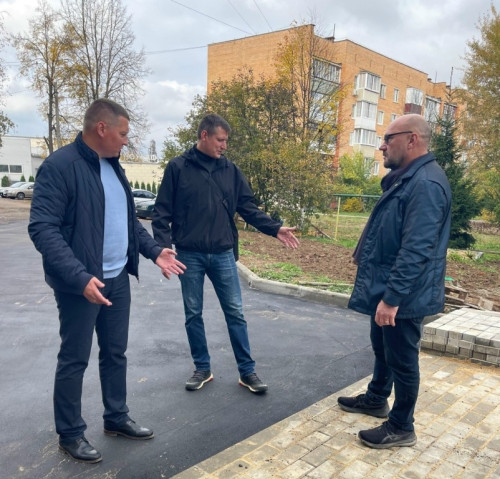 Балабановские депутаты Боровской окружной Думы оценили новую парковку на Кооперативной, 7
