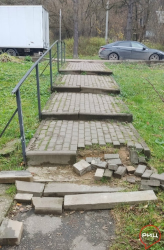 Боровчане из поселка Институт просят отремонтировать ступеньки, ведущие от дороги к дому №4