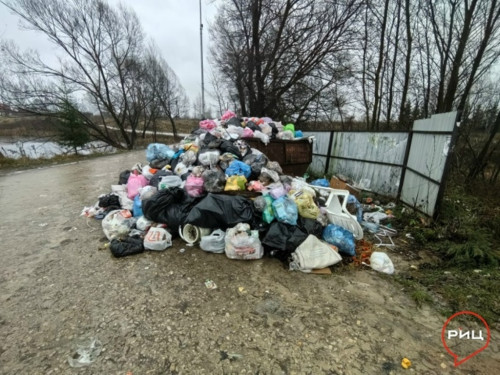 Жители ермолинской улицы Калинина выражают серьезную обеспокоенность по поводу состояния мусорной площадки, расположенной вблизи их домов