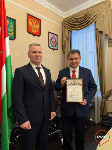 На еженедельной планёрке наградили знаком отличия Министерства просвещения Российской Федерации учителя начальных классов балабановской второй школы Майю ТОВСТУХУ