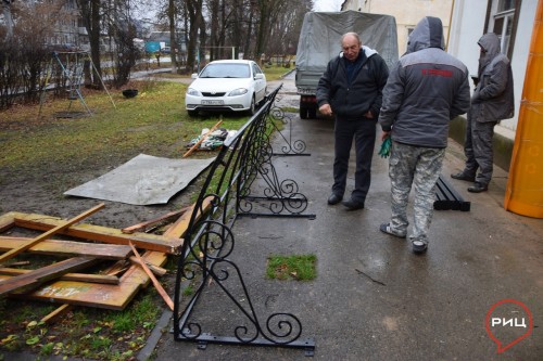 В доме №12 на улице Петра Шувалова в Боровске устанавливают новые кованые козырьки