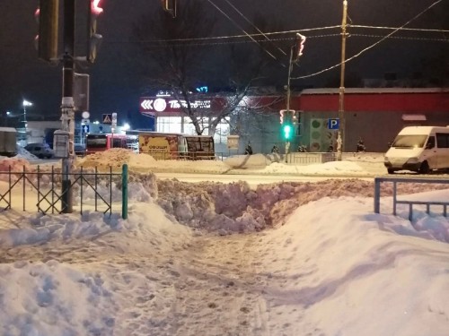 Снегоуборочная техника заваливает выходы на пешеходные переходы и съезды к домам