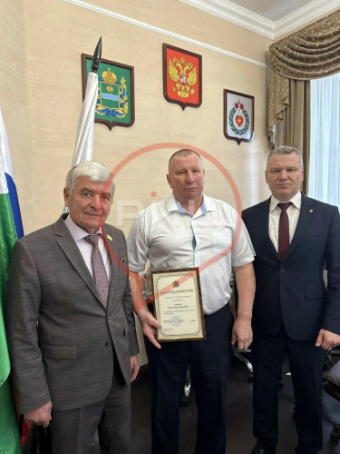 Благодарность губернатора Калужской области Владислава ШАПШИ вручили тренеру ермолинского стадиона «Труд» Константину КАЛЕНОВУ