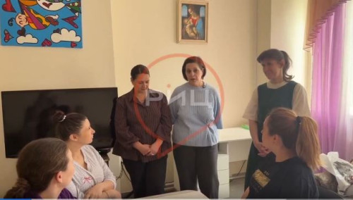 Зачем пеленать ребенка, почему нельзя надевать младенцам «царапки» и для чего нужна игрушка «Зайчик на пальчик», узнали будущие мамы в роддоме боровской ЦРБ