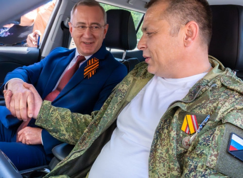 Владислав Шапша вручил ключи от автомобиля ветерану СВО